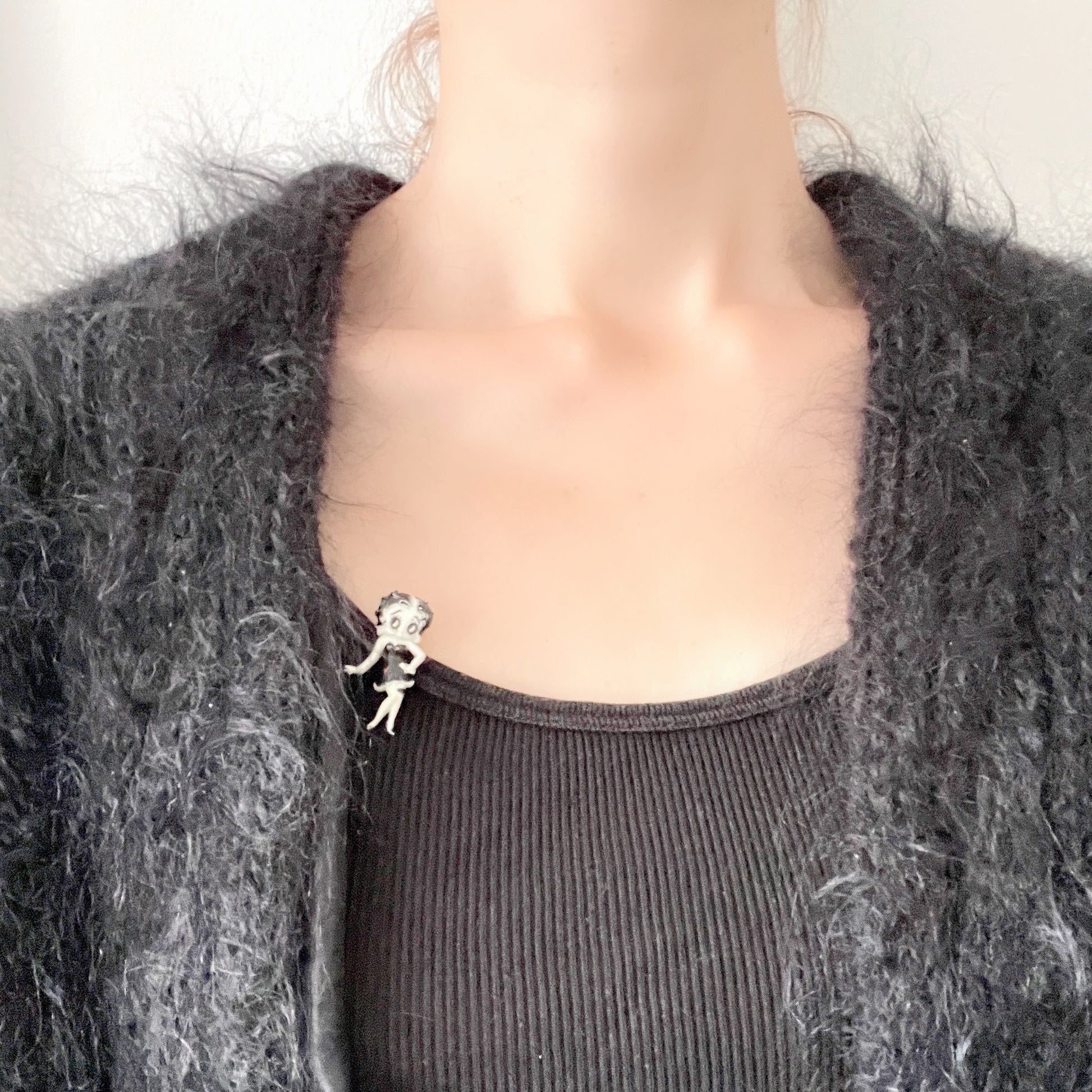 Vintage Betty Boop brooch. A charming design featuring her little black dress with a tiny red heart accent.  ベティ・ブープのヴィンテージブローチ。 リトルブラックドレスに赤いハートがワンポイントの、チャーミングなデザインです。