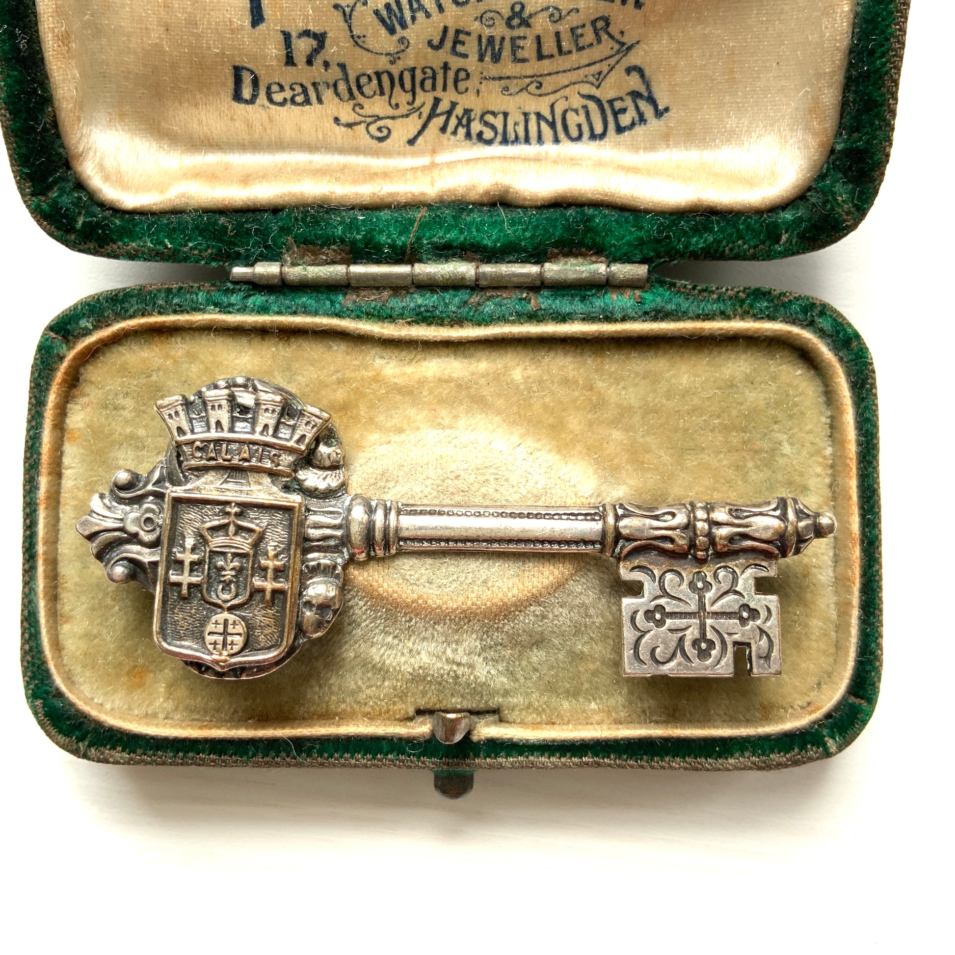 A decorative vintage key brooch featuring a crown and crest motif in a beautifully classical design. 王冠と紋章のモチーフ、クラシカルでデコラティブなデザインが素敵な鍵ブローチ。 