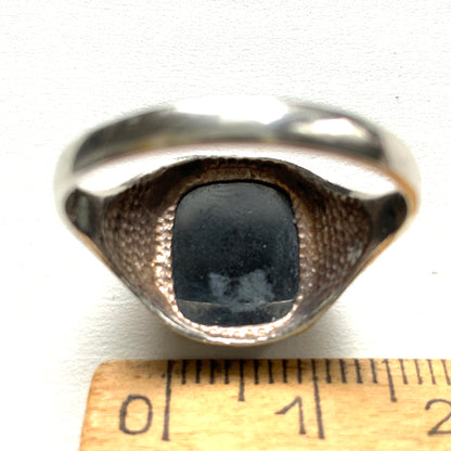 A silver ring set with dark grey, metallic hematite, intaglio-carved with the figure of a Roman warrior. ダークグレーのメタリックなヘマタイトに、ローマ時代の戦士と思われる人物像が沈み彫りされたシルバーリング。