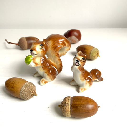 A charming ceramic miniature figurine of a squirrel parent and child. セラミック製の愛らしいリスの親子のミニチュアフィギュリン。 