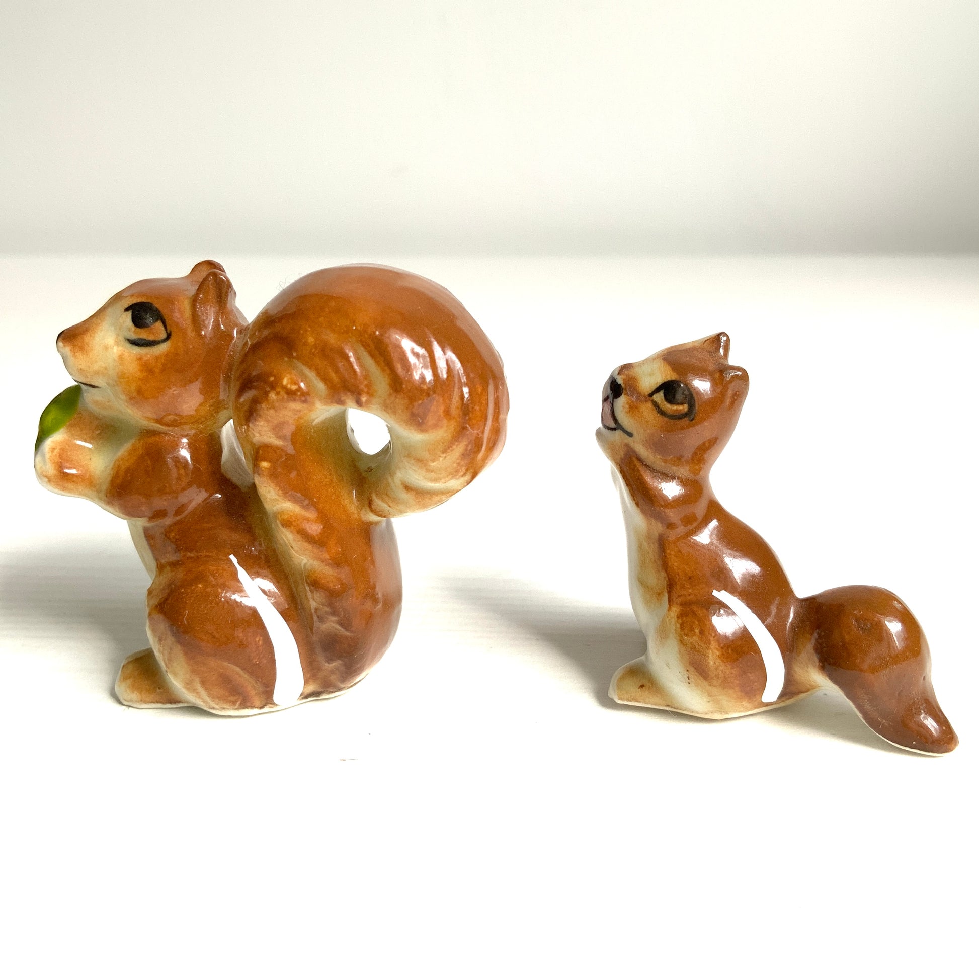 A charming ceramic miniature figurine of a squirrel parent and child. セラミック製の愛らしいリスの親子のミニチュアフィギュリン。 