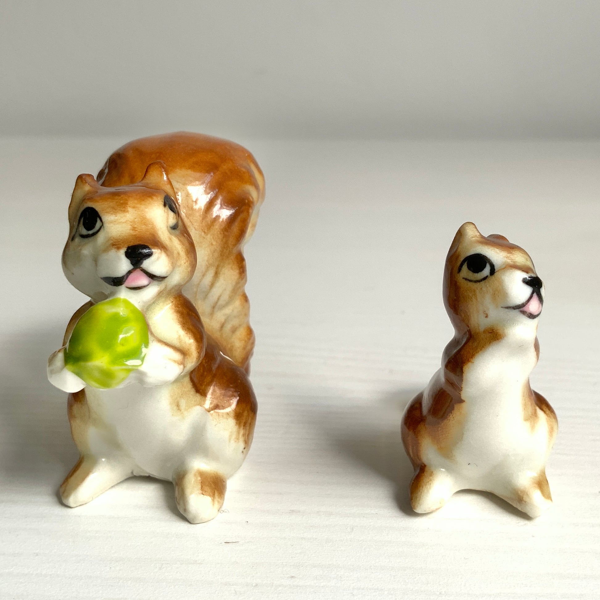 A charming ceramic miniature figurine of a squirrel parent and child. セラミック製の愛らしいリスの親子のミニチュアフィギュリン。 