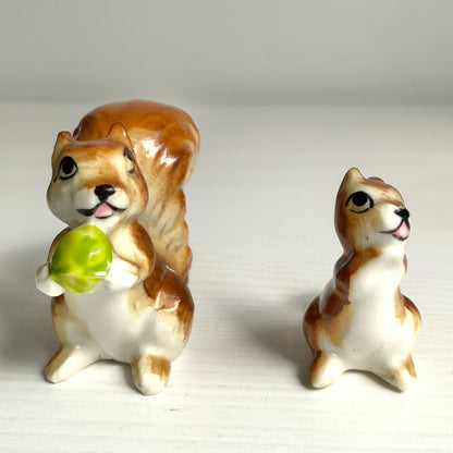 A charming ceramic miniature figurine of a squirrel parent and child. セラミック製の愛らしいリスの親子のミニチュアフィギュリン。 