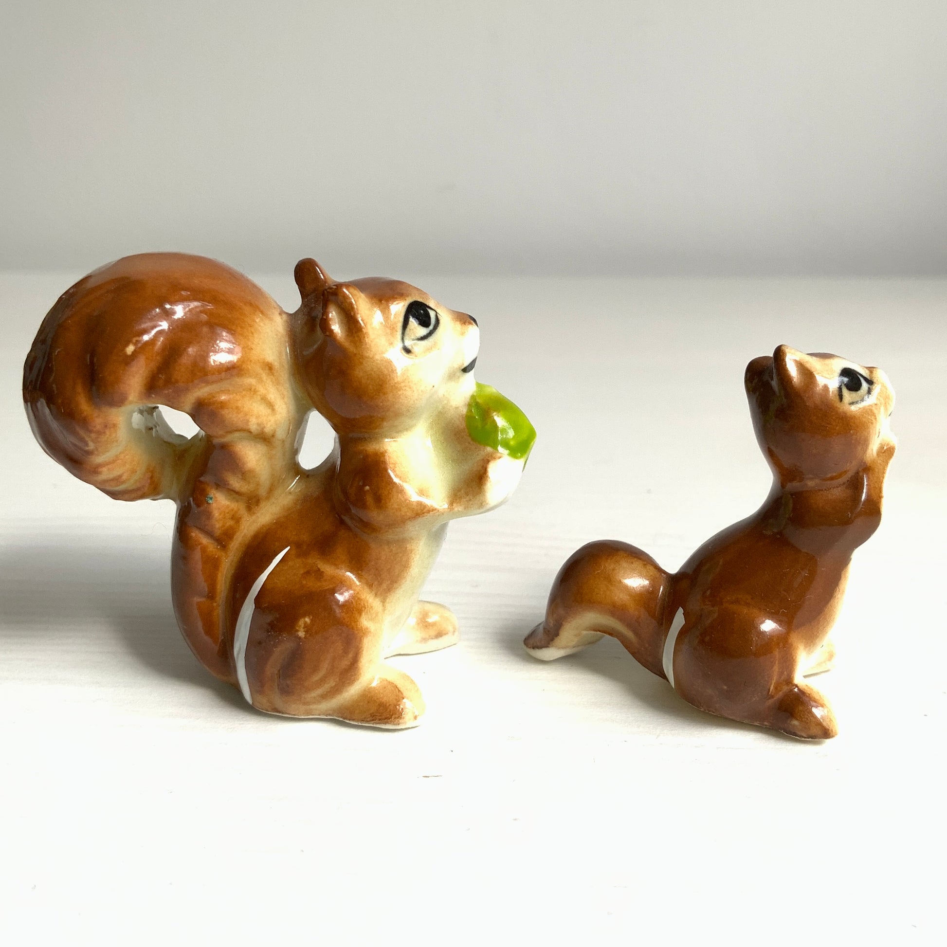A charming ceramic miniature figurine of a squirrel parent and child. セラミック製の愛らしいリスの親子のミニチュアフィギュリン。 