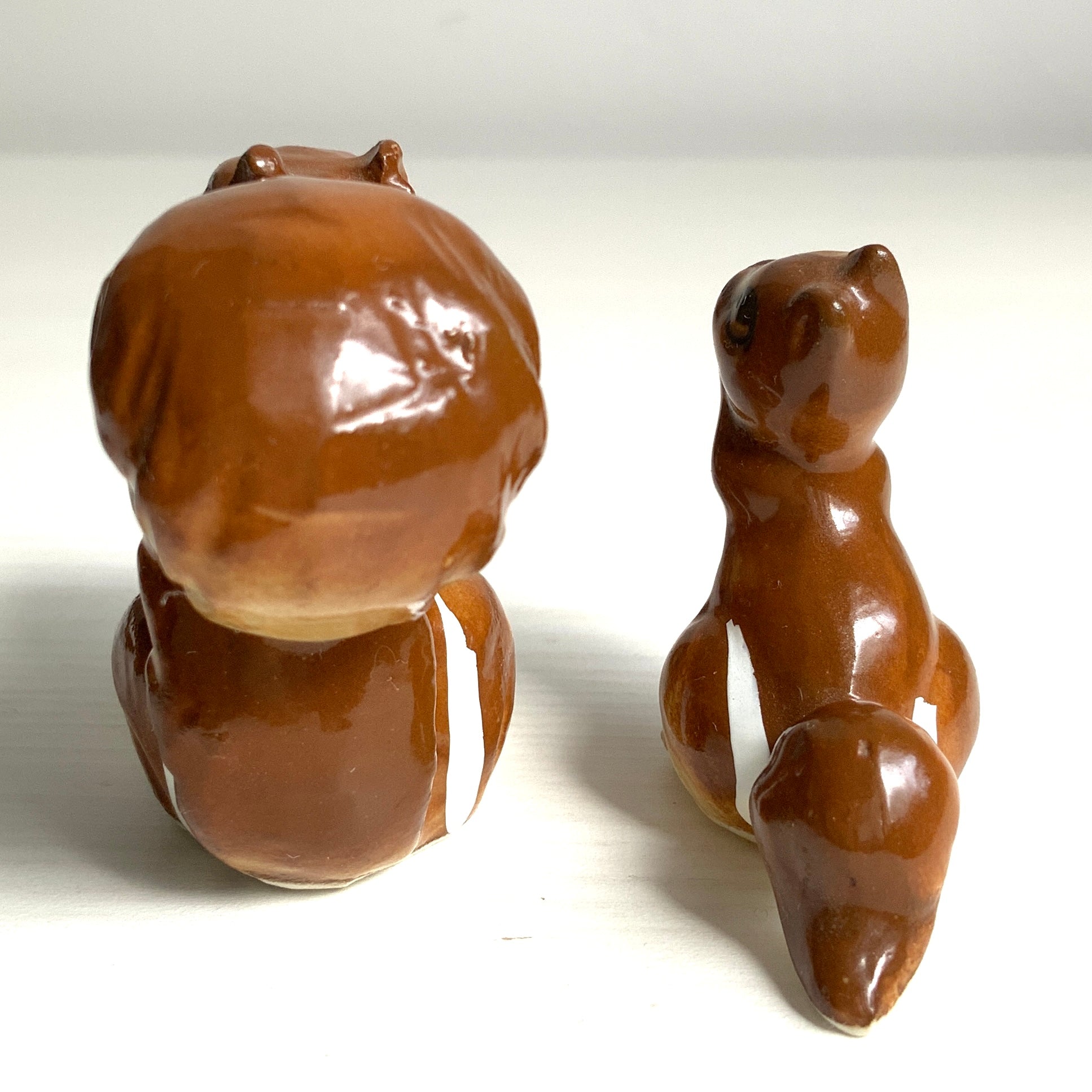 A charming ceramic miniature figurine of a squirrel parent and child. セラミック製の愛らしいリスの親子のミニチュアフィギュリン。 