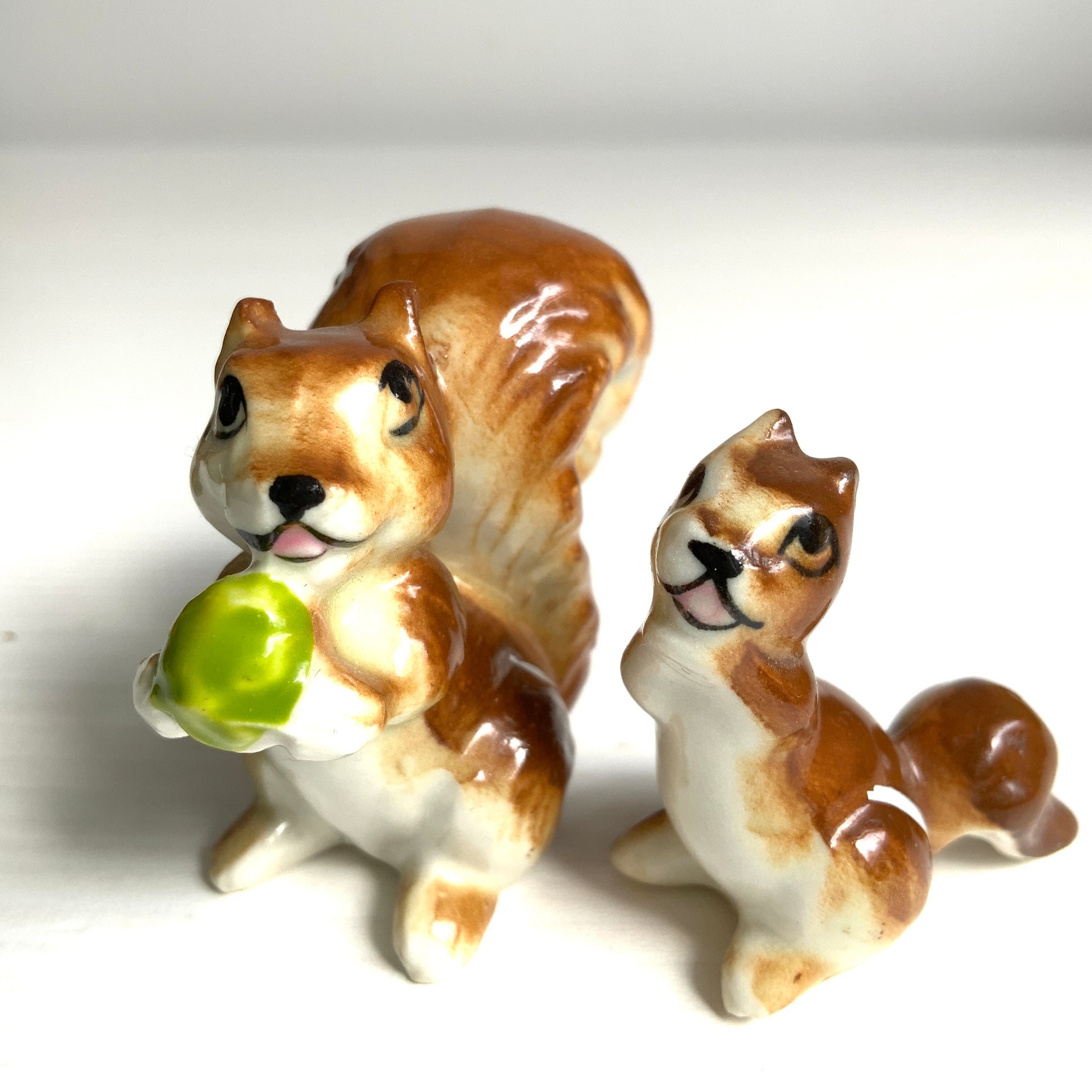 A charming ceramic miniature figurine of a squirrel parent and child. セラミック製の愛らしいリスの親子のミニチュアフィギュリン。 