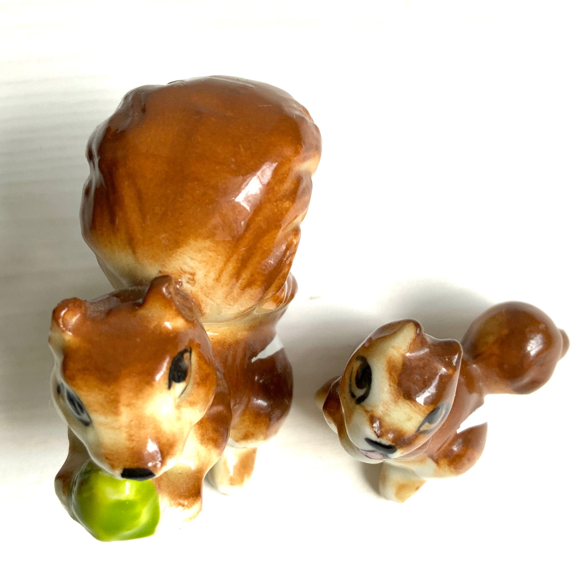 A charming ceramic miniature figurine of a squirrel parent and child. セラミック製の愛らしいリスの親子のミニチュアフィギュリン。 