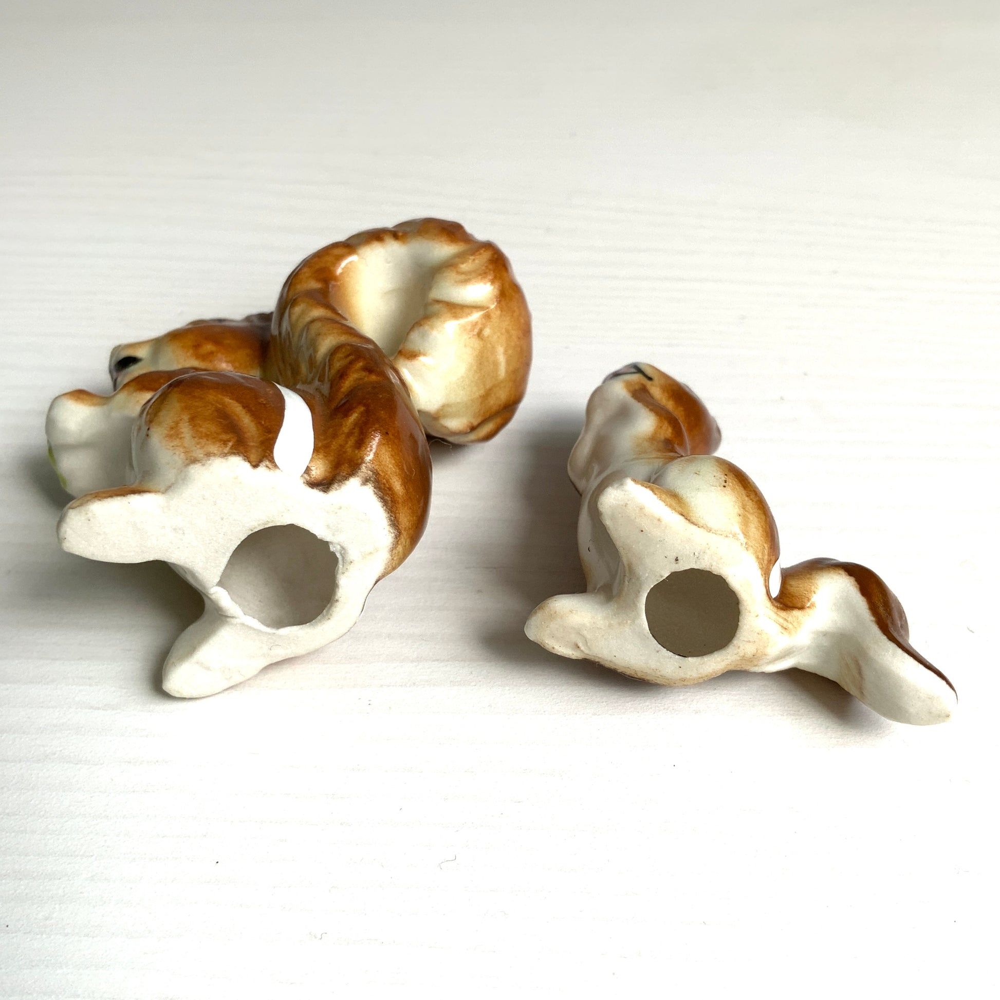 A charming ceramic miniature figurine of a squirrel parent and child. セラミック製の愛らしいリスの親子のミニチュアフィギュリン。 
