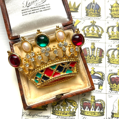 A cute crown brooch with enamel in classic tartan check. タータンチェックのエナメルがキュートなクラウンブローチ。