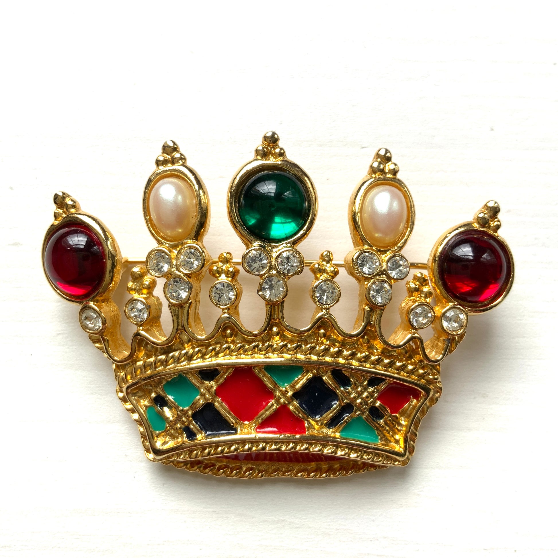 A cute crown brooch with enamel in classic tartan check. タータンチェックのエナメルがキュートなクラウンブローチ。
