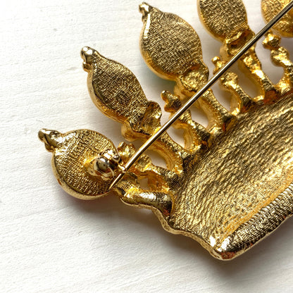A cute crown brooch with enamel in classic tartan check. タータンチェックのエナメルがキュートなクラウンブローチ。