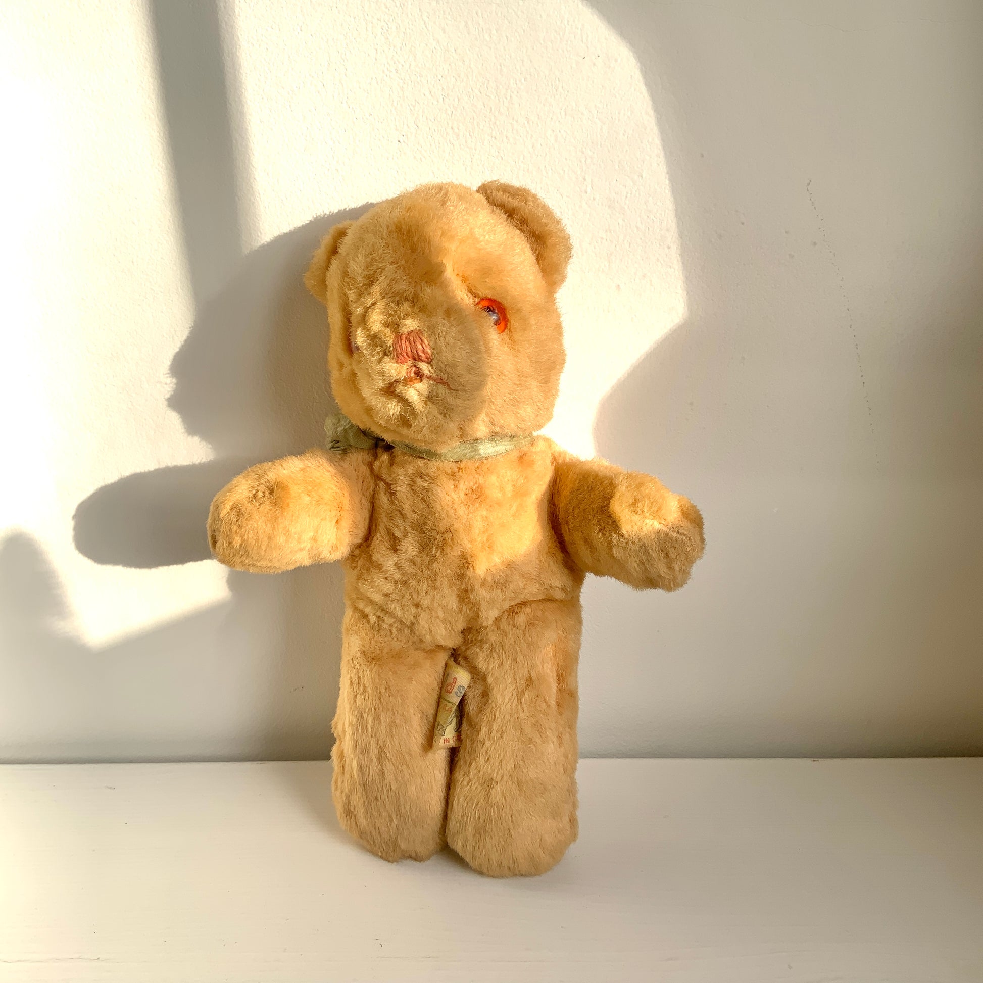 A charming small vintage teddy bear by Dean’s Rag Book Co.  ディーンズ・ラグ・ブックカンパニーの、小さなビンテージテディベア。 