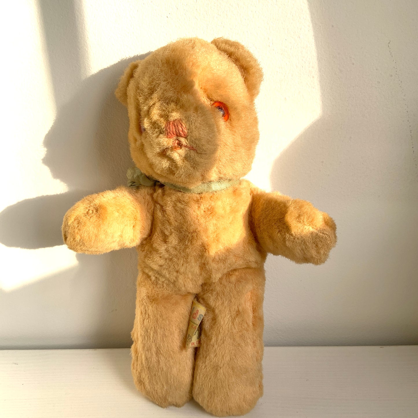A charming small vintage teddy bear by Dean’s Rag Book Co.  ディーンズ・ラグ・ブックカンパニーの、小さなビンテージテディベア。 