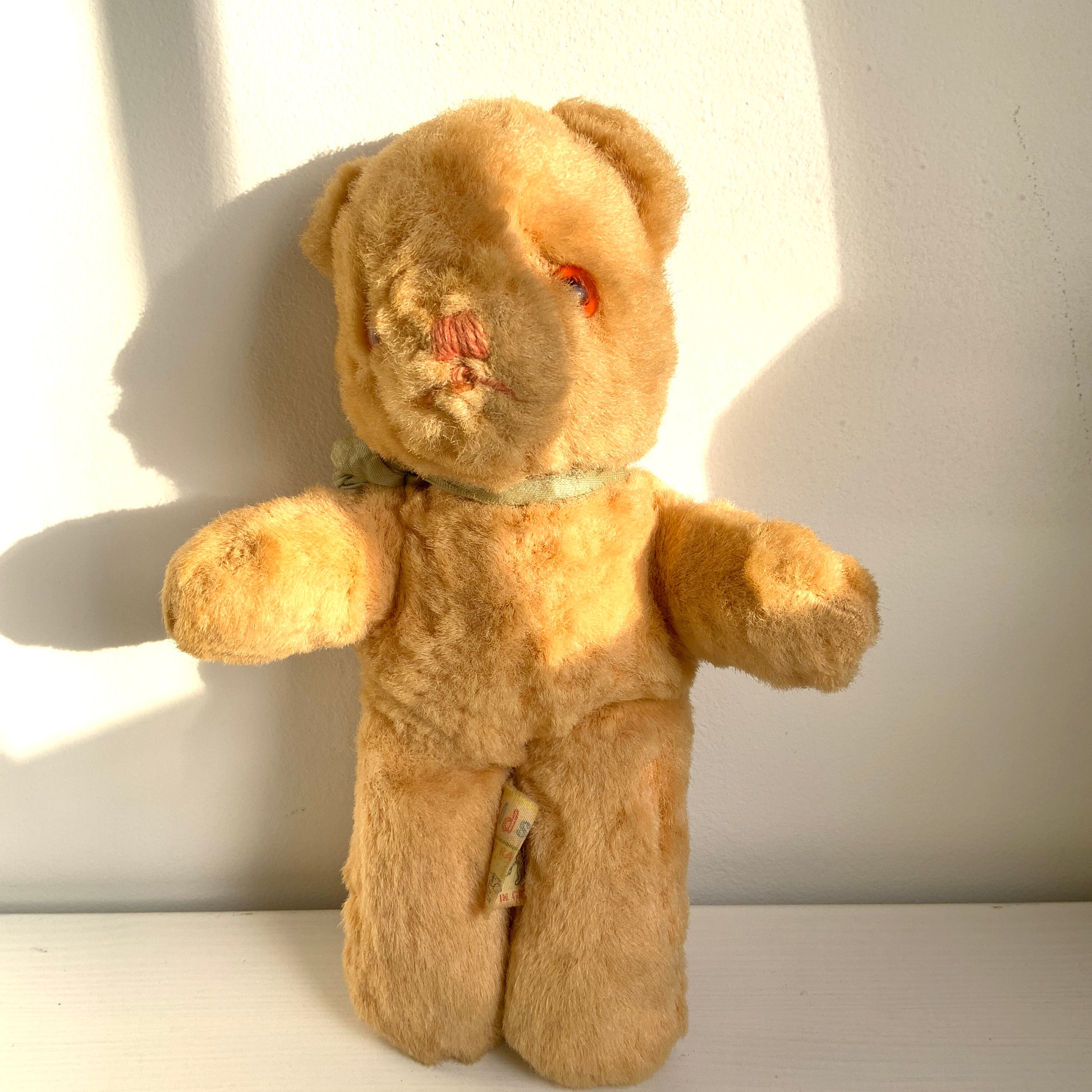 A charming small vintage teddy bear by Dean’s Rag Book Co.  ディーンズ・ラグ・ブックカンパニーの、小さなビンテージテディベア。 