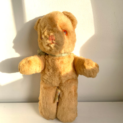 A charming small vintage teddy bear by Dean’s Rag Book Co.  ディーンズ・ラグ・ブックカンパニーの、小さなビンテージテディベア。 