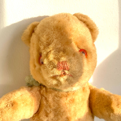 A charming small vintage teddy bear by Dean’s Rag Book Co.  ディーンズ・ラグ・ブックカンパニーの、小さなビンテージテディベア。 