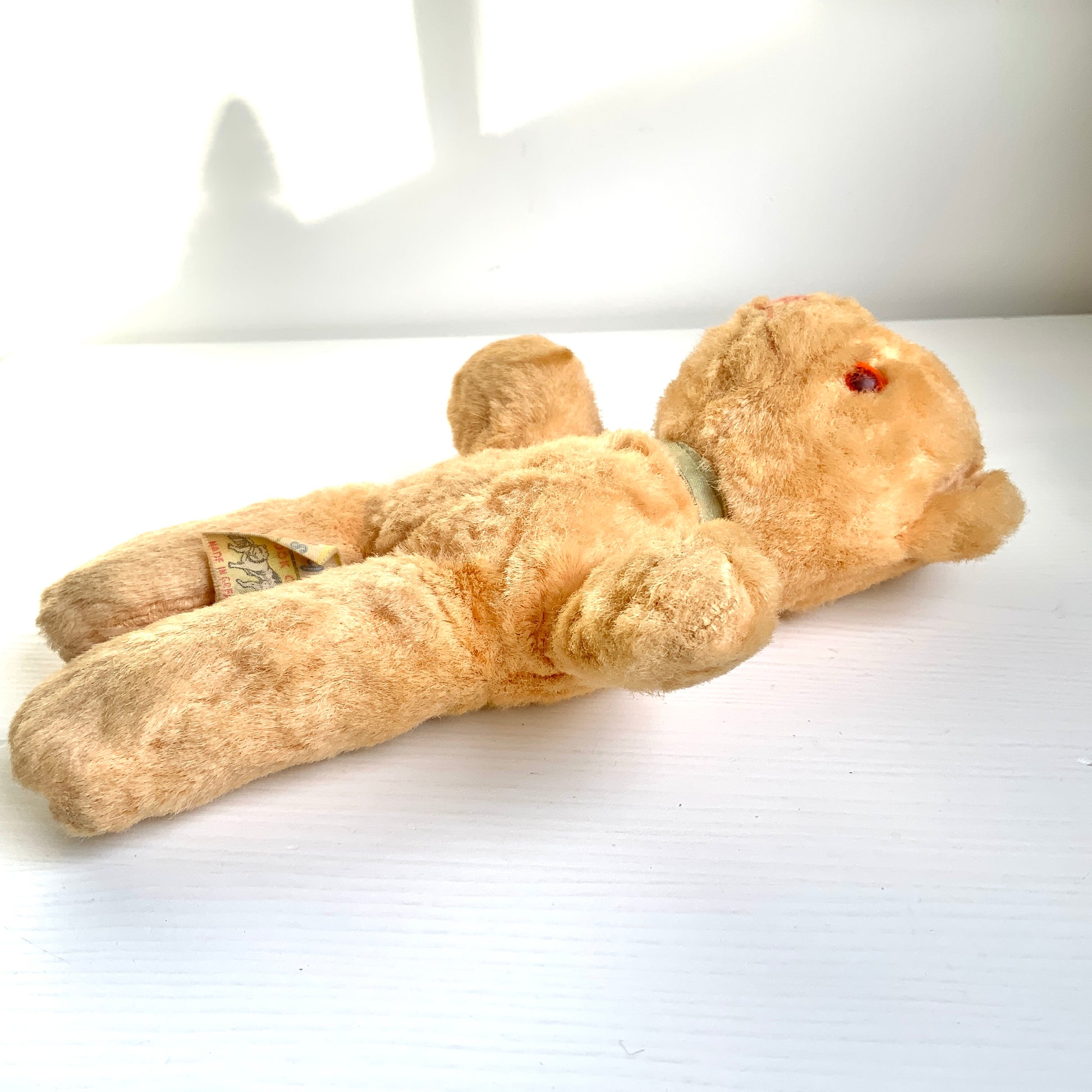 A charming small vintage teddy bear by Dean’s Rag Book Co.  ディーンズ・ラグ・ブックカンパニーの、小さなビンテージテディベア。 