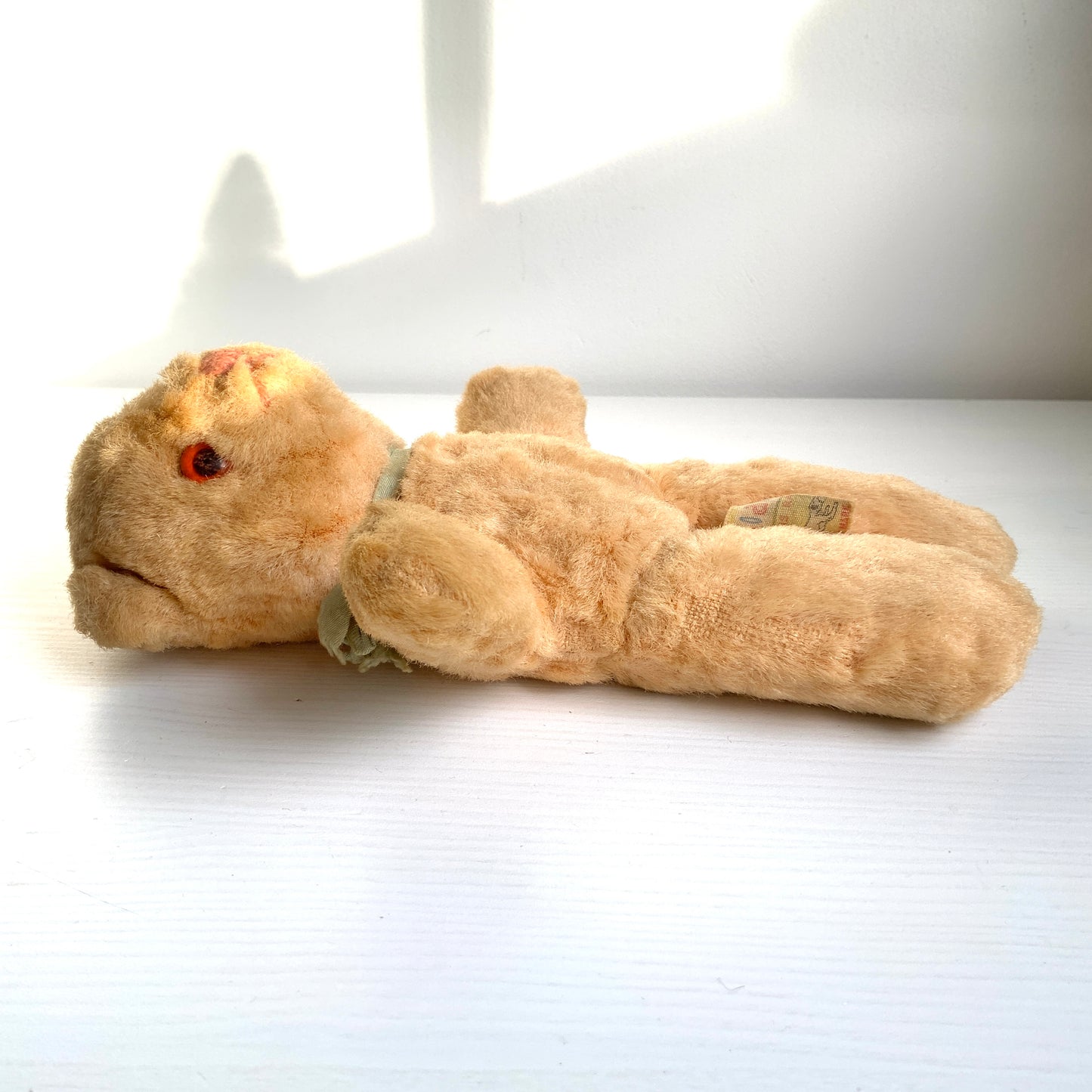 A charming small vintage teddy bear by Dean’s Rag Book Co.  ディーンズ・ラグ・ブックカンパニーの、小さなビンテージテディベア。 