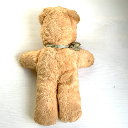 A charming small vintage teddy bear by Dean’s Rag Book Co.  ディーンズ・ラグ・ブックカンパニーの、小さなビンテージテディベア。 
