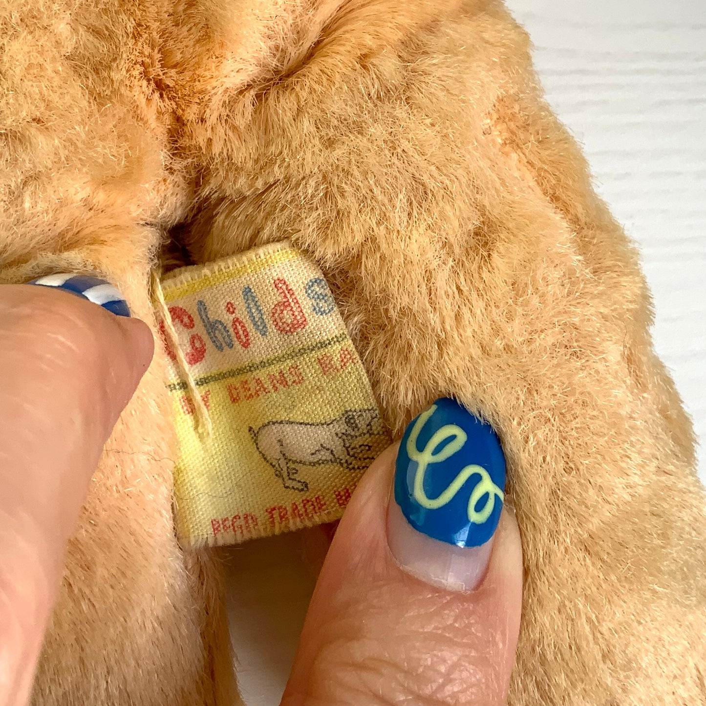 A charming small vintage teddy bear by Dean’s Rag Book Co.  ディーンズ・ラグ・ブックカンパニーの、小さなビンテージテディベア。 