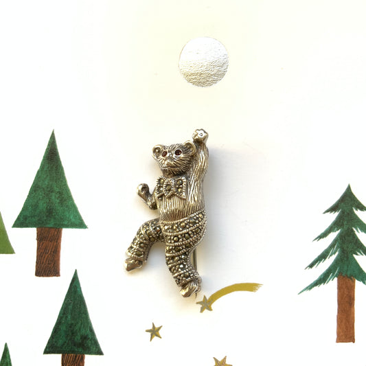 A lively and fun sterling silver dancing bear brooch. ノリノリで踊っている、ファンキーなクマのシルバーブローチ。