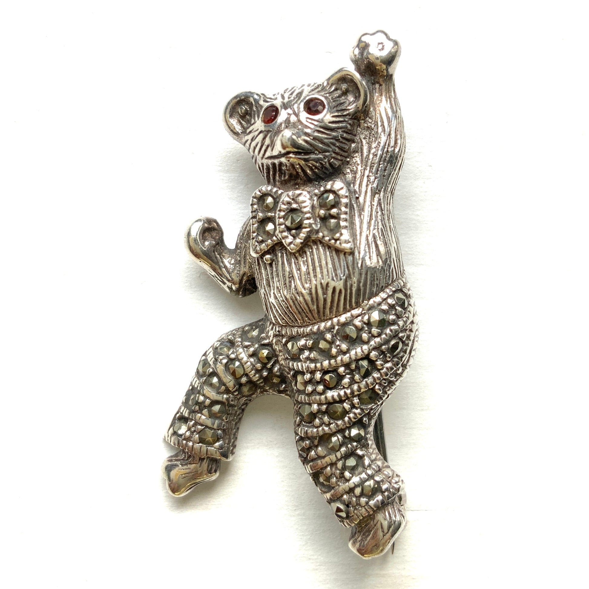 A lively and fun sterling silver dancing bear brooch. ノリノリで踊っている、ファンキーなクマのシルバーブローチ。