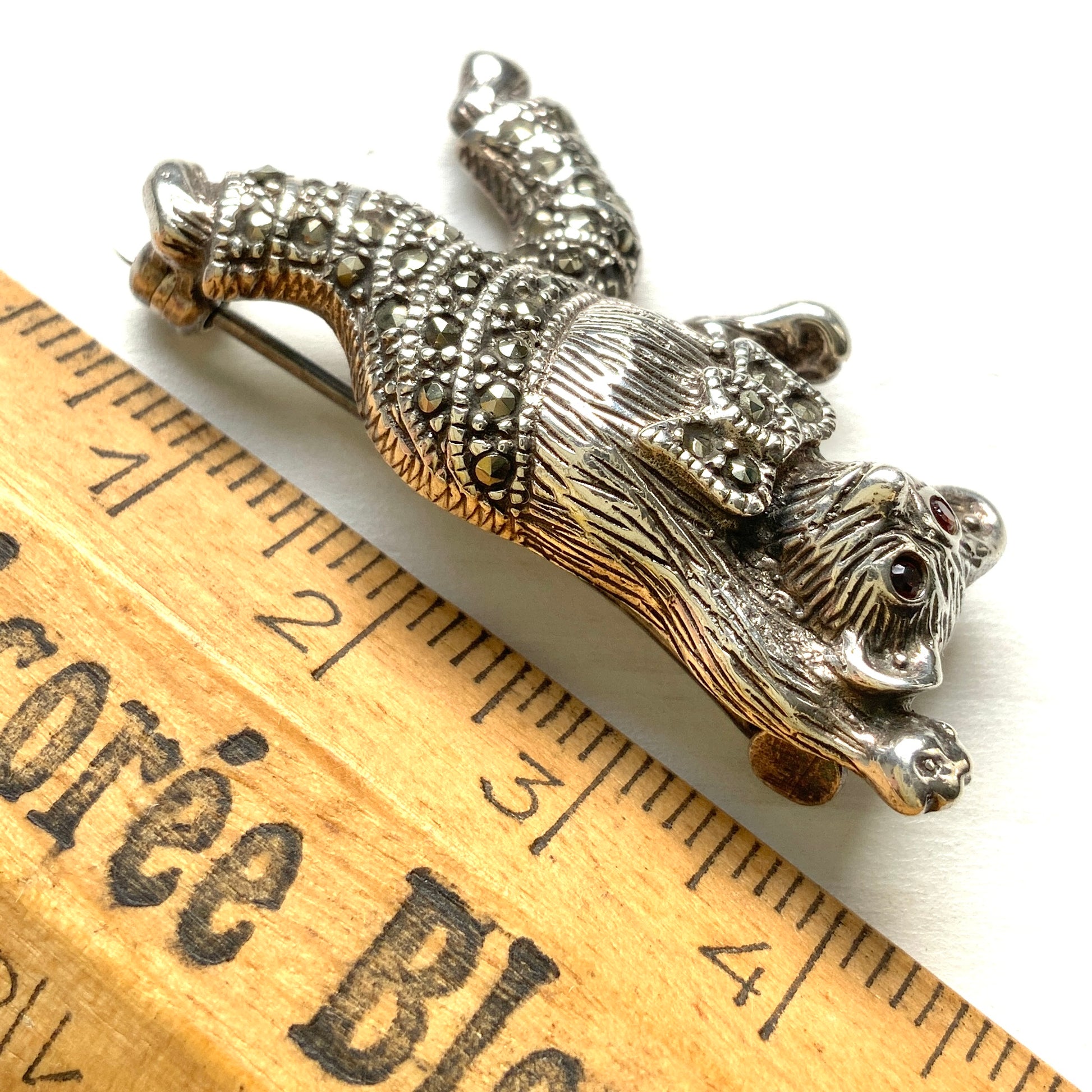 A lively and fun sterling silver dancing bear brooch. ノリノリで踊っている、ファンキーなクマのシルバーブローチ。