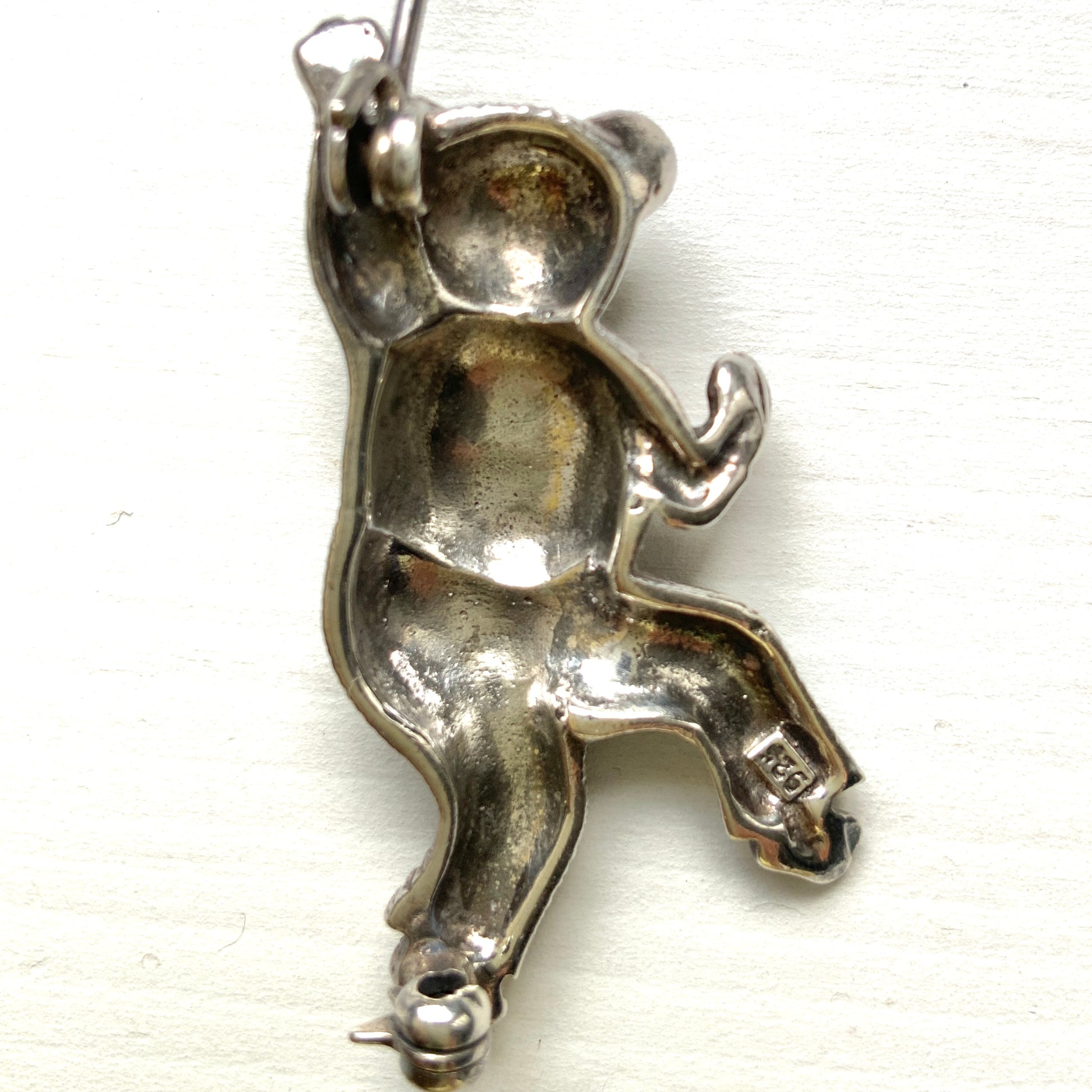 A lively and fun sterling silver dancing bear brooch. ノリノリで踊っている、ファンキーなクマのシルバーブローチ。