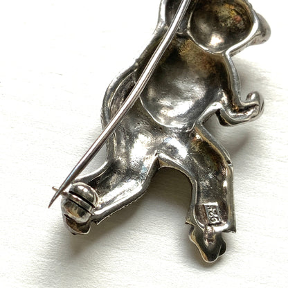 A lively and fun sterling silver dancing bear brooch. ノリノリで踊っている、ファンキーなクマのシルバーブローチ。