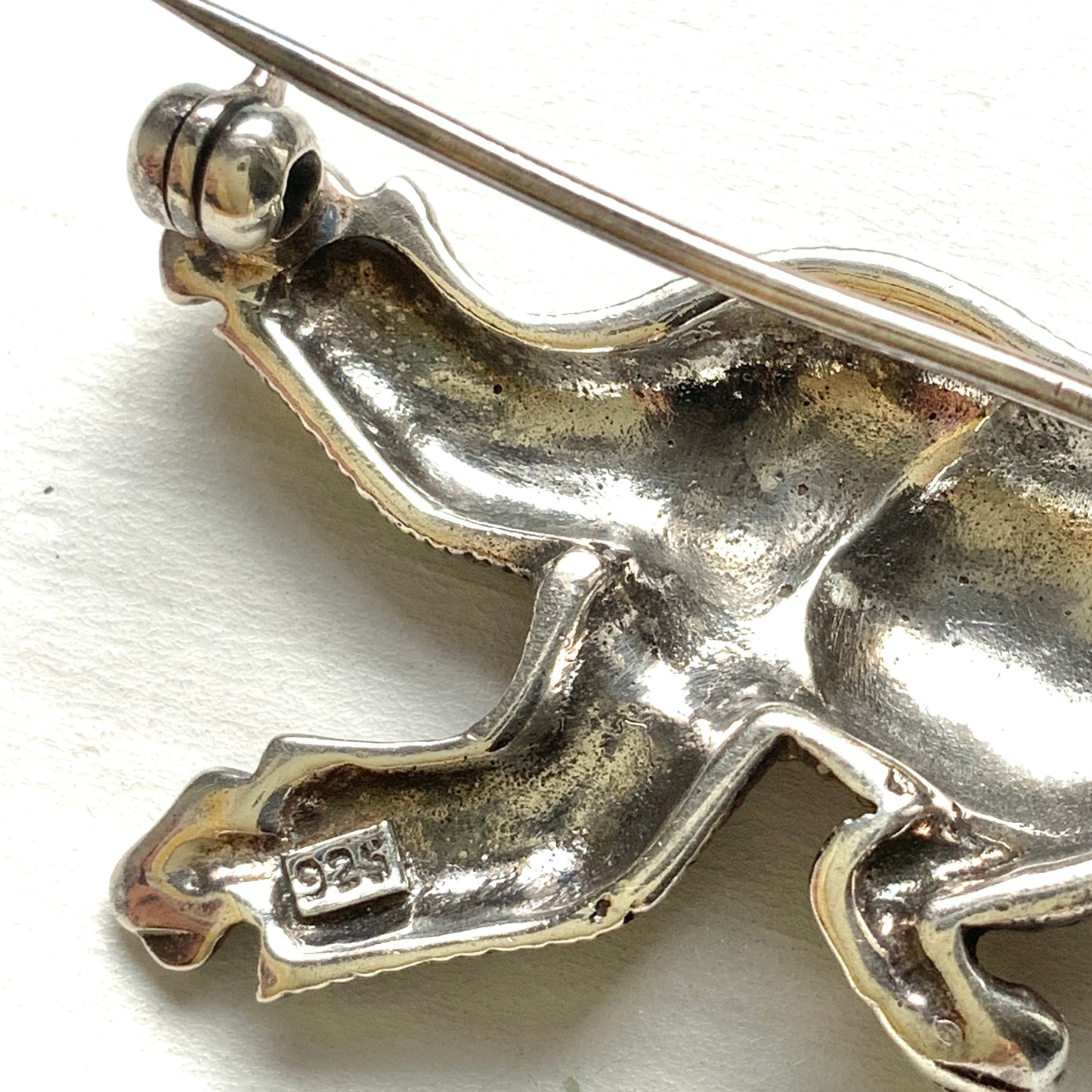 A lively and fun sterling silver dancing bear brooch. ノリノリで踊っている、ファンキーなクマのシルバーブローチ。