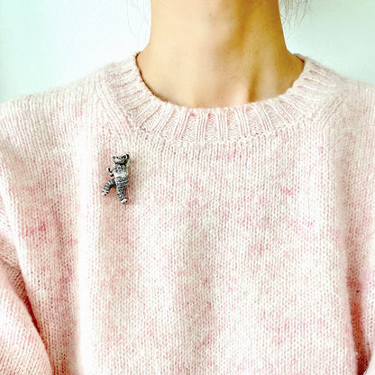 A lively and fun sterling silver dancing bear brooch. ノリノリで踊っている、ファンキーなクマのシルバーブローチ。