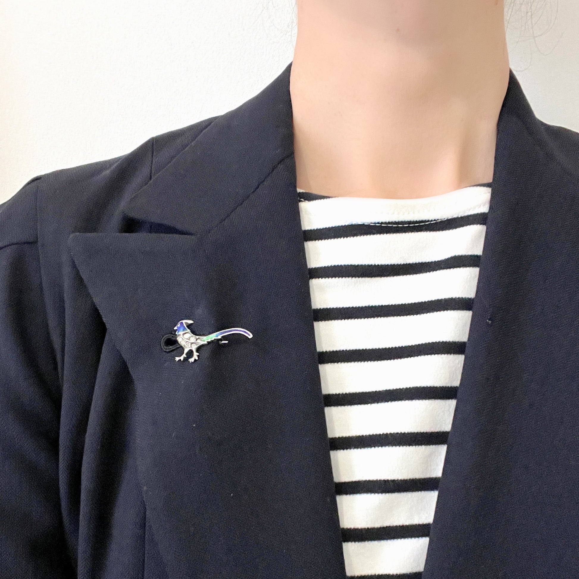 A sterling silver pheasant brooch featuring a beautiful enamel gradient shifting from blue to green.  ブルーからグリーンへと移ろうエナメルのグラデーションが美しい、雉モチーフのシルバーブローチ。