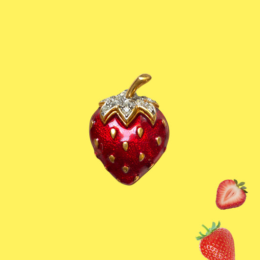 A juicy red enamel strawberry mini brooch. ジューシーな赤いエナメルのストロベリーミニブローチ。 
