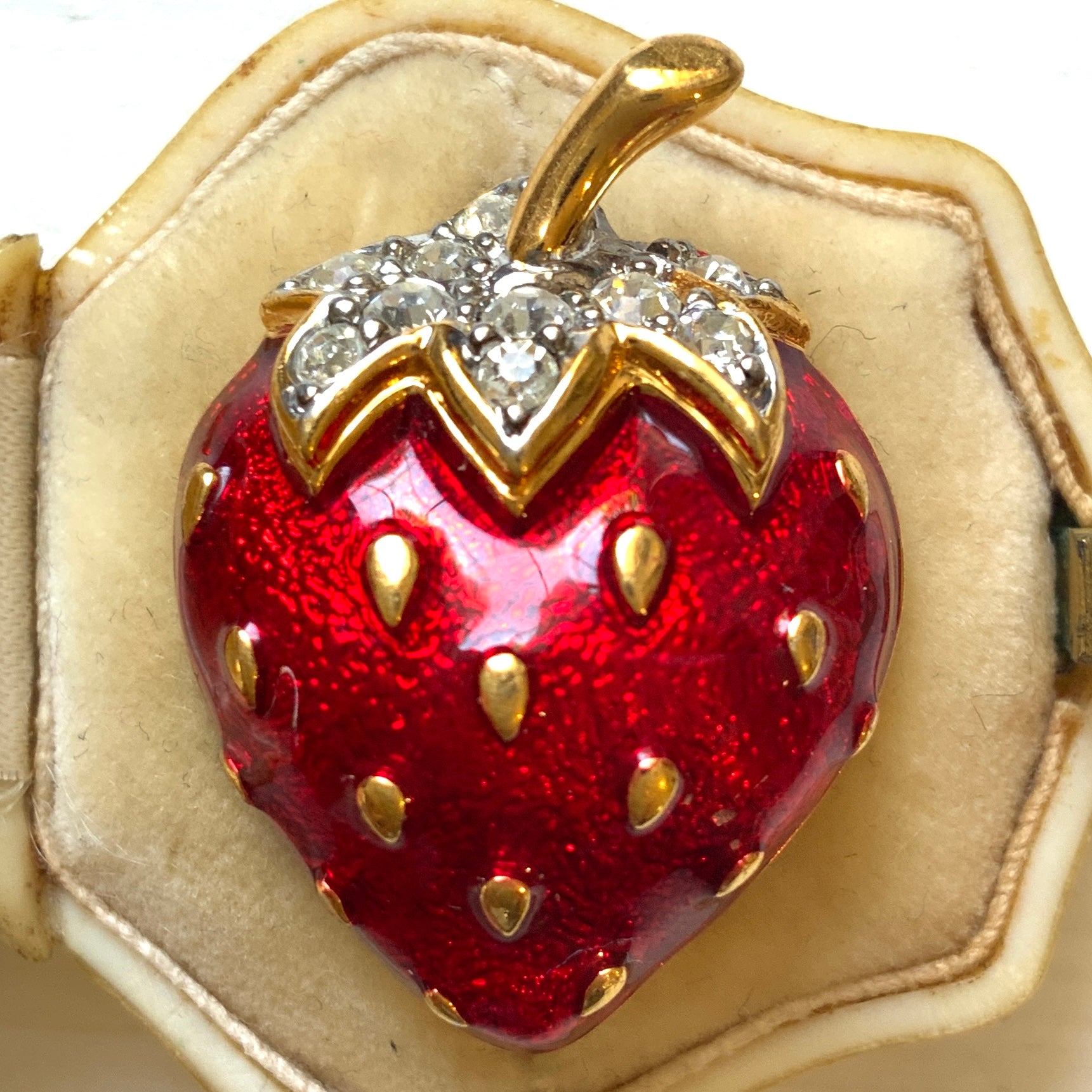 A juicy red enamel strawberry mini brooch. ジューシーな赤いエナメルのストロベリーミニブローチ。 