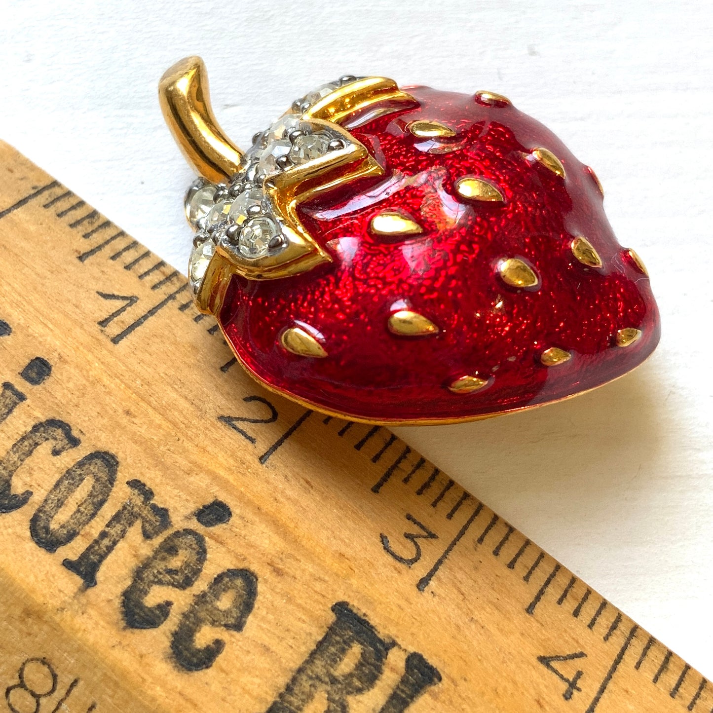 A juicy red enamel strawberry mini brooch. ジューシーな赤いエナメルのストロベリーミニブローチ。 