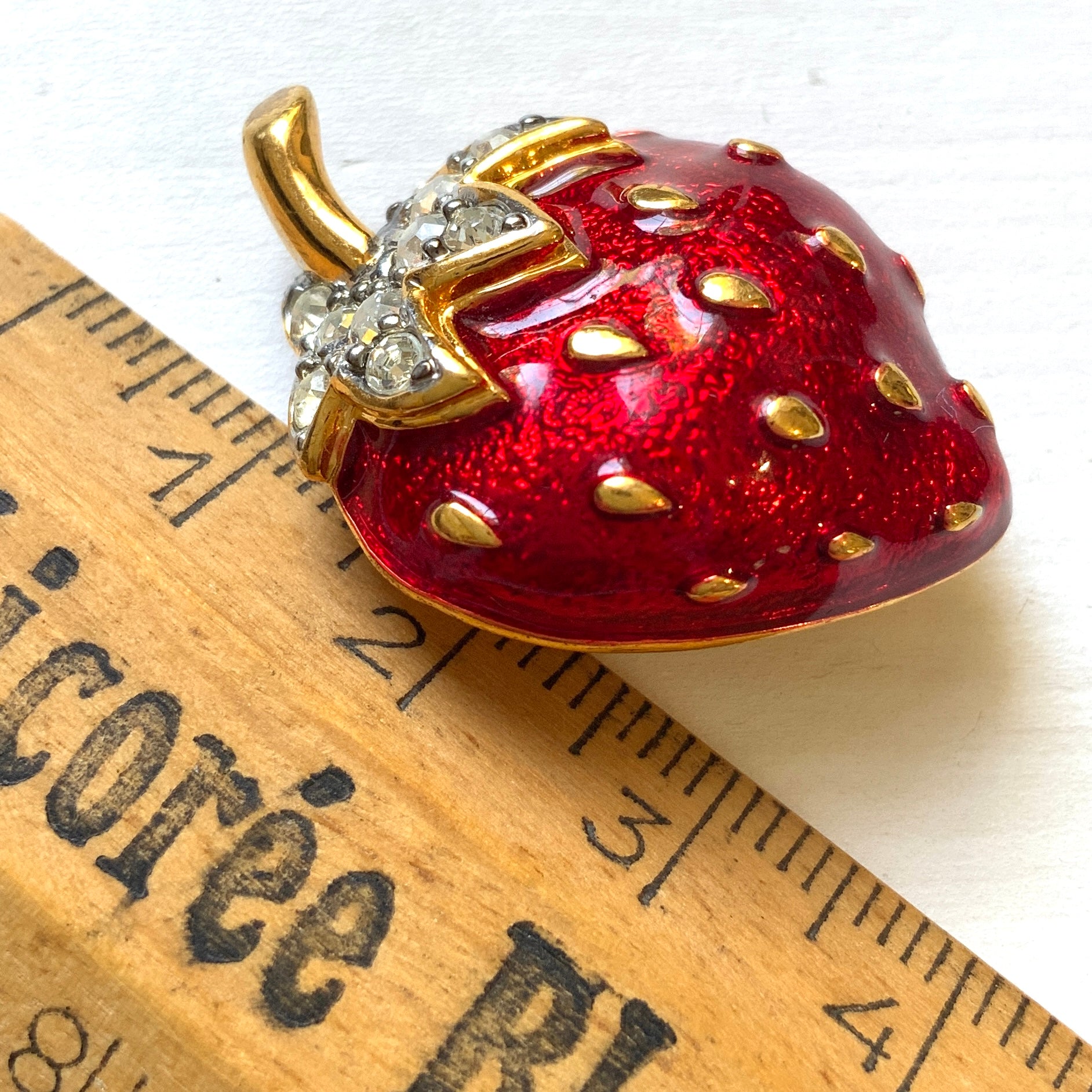 A juicy red enamel strawberry mini brooch. ジューシーな赤いエナメルのストロベリーミニブローチ。 
