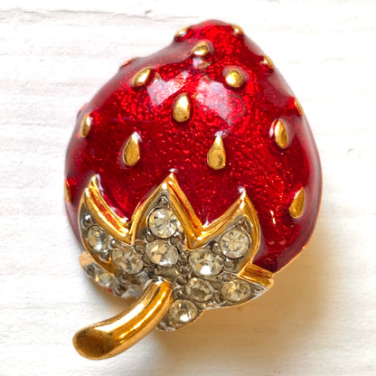 A juicy red enamel strawberry mini brooch. ジューシーな赤いエナメルのストロベリーミニブローチ。 