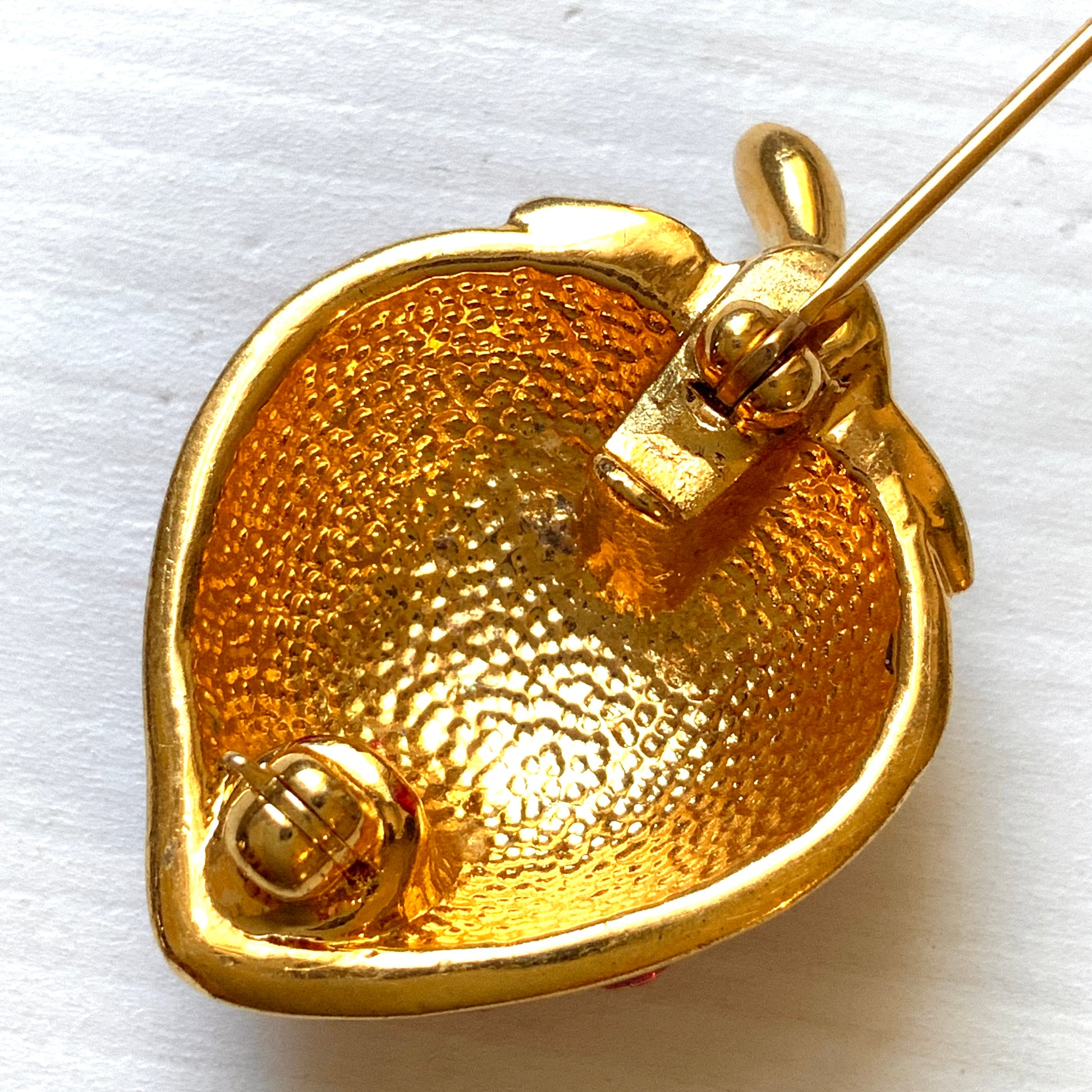 A juicy red enamel strawberry mini brooch. ジューシーな赤いエナメルのストロベリーミニブローチ。 