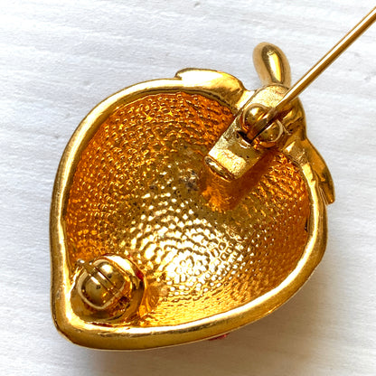 A juicy red enamel strawberry mini brooch. ジューシーな赤いエナメルのストロベリーミニブローチ。 
