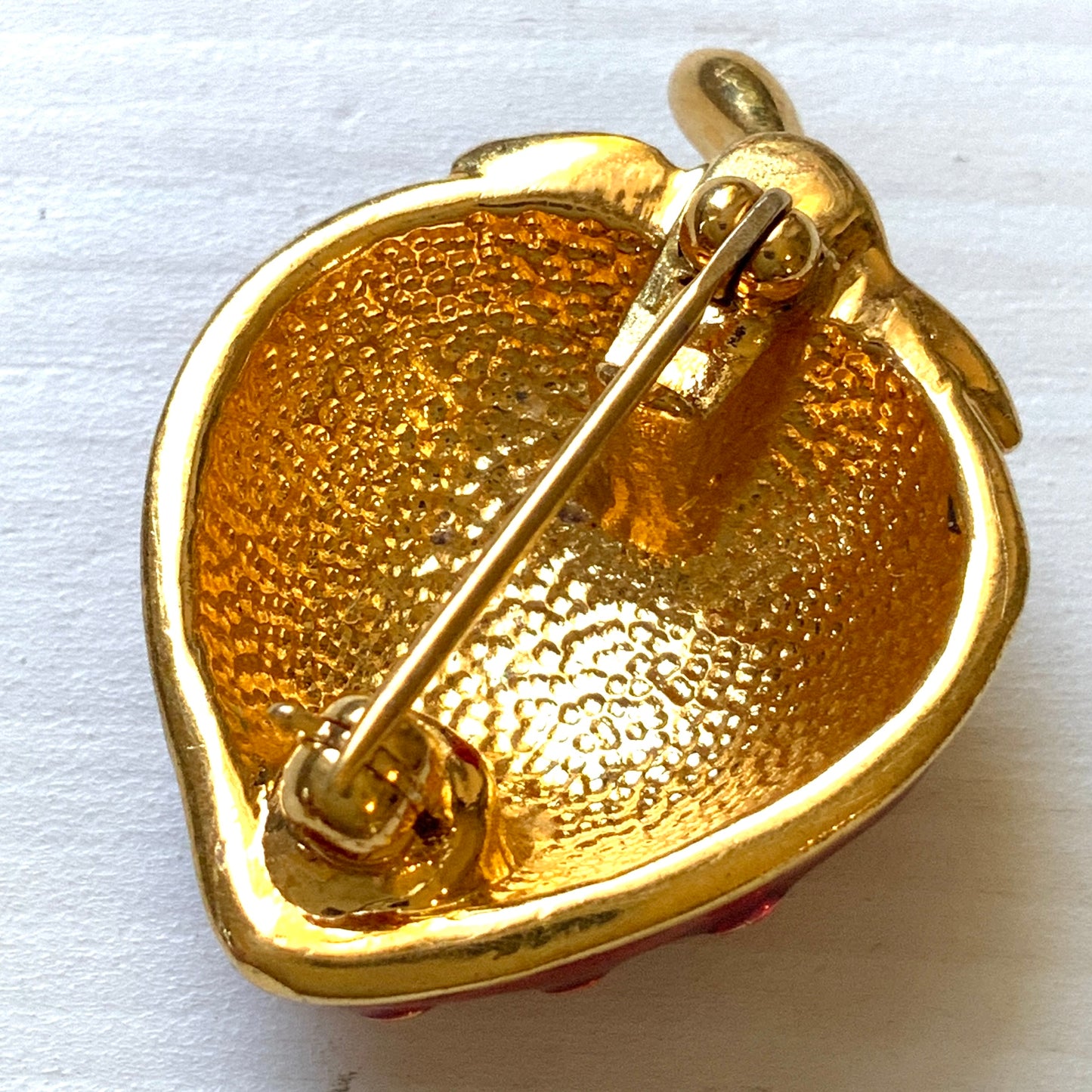 A juicy red enamel strawberry mini brooch. ジューシーな赤いエナメルのストロベリーミニブローチ。 