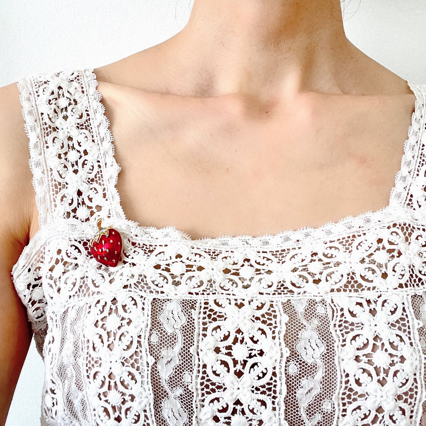 A juicy red enamel strawberry mini brooch. ジューシーな赤いエナメルのストロベリーミニブローチ。 