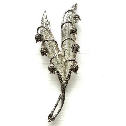 A lily of the valley brooch set with marcasite. マーカサイトがあしらわれたスズランモチーフのブローチ。 