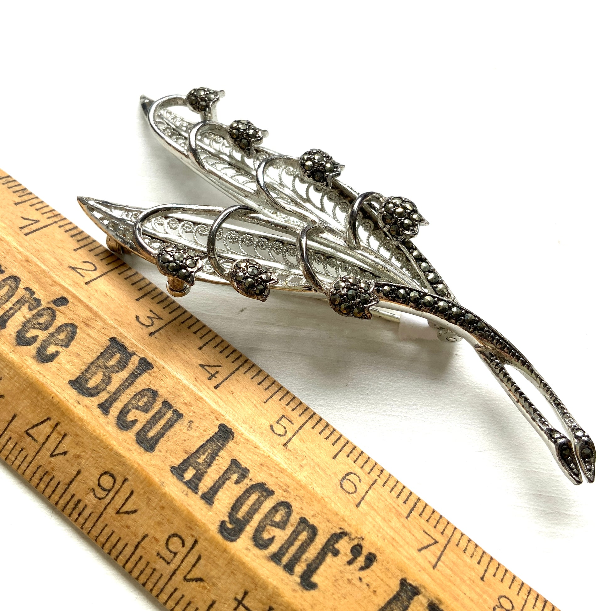 A lily of the valley brooch set with marcasite. マーカサイトがあしらわれたスズランモチーフのブローチ。 