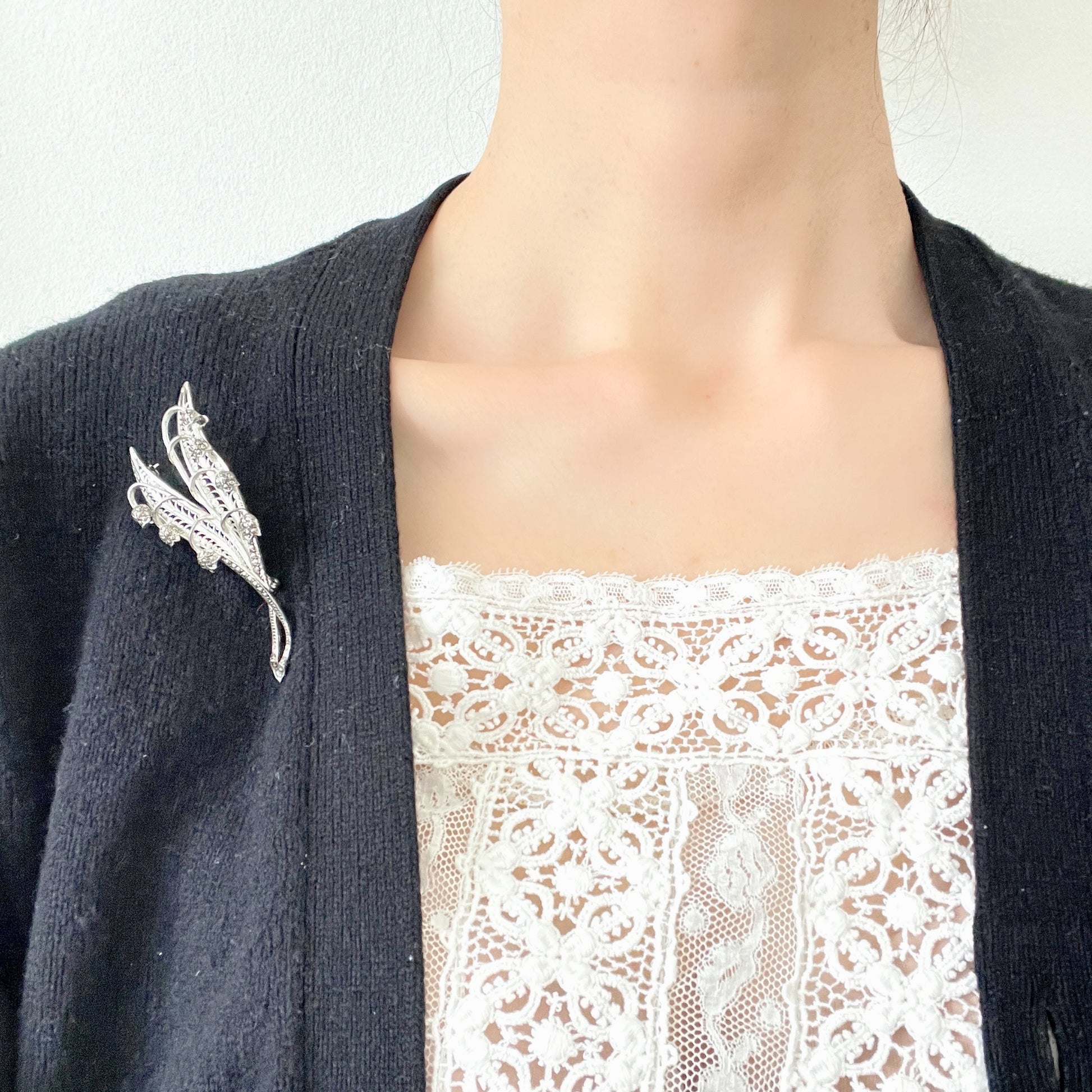 A lily of the valley brooch set with marcasite. マーカサイトがあしらわれたスズランモチーフのブローチ。 