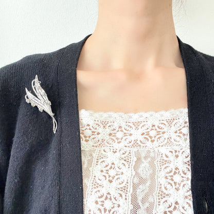 A lily of the valley brooch set with marcasite. マーカサイトがあしらわれたスズランモチーフのブローチ。 