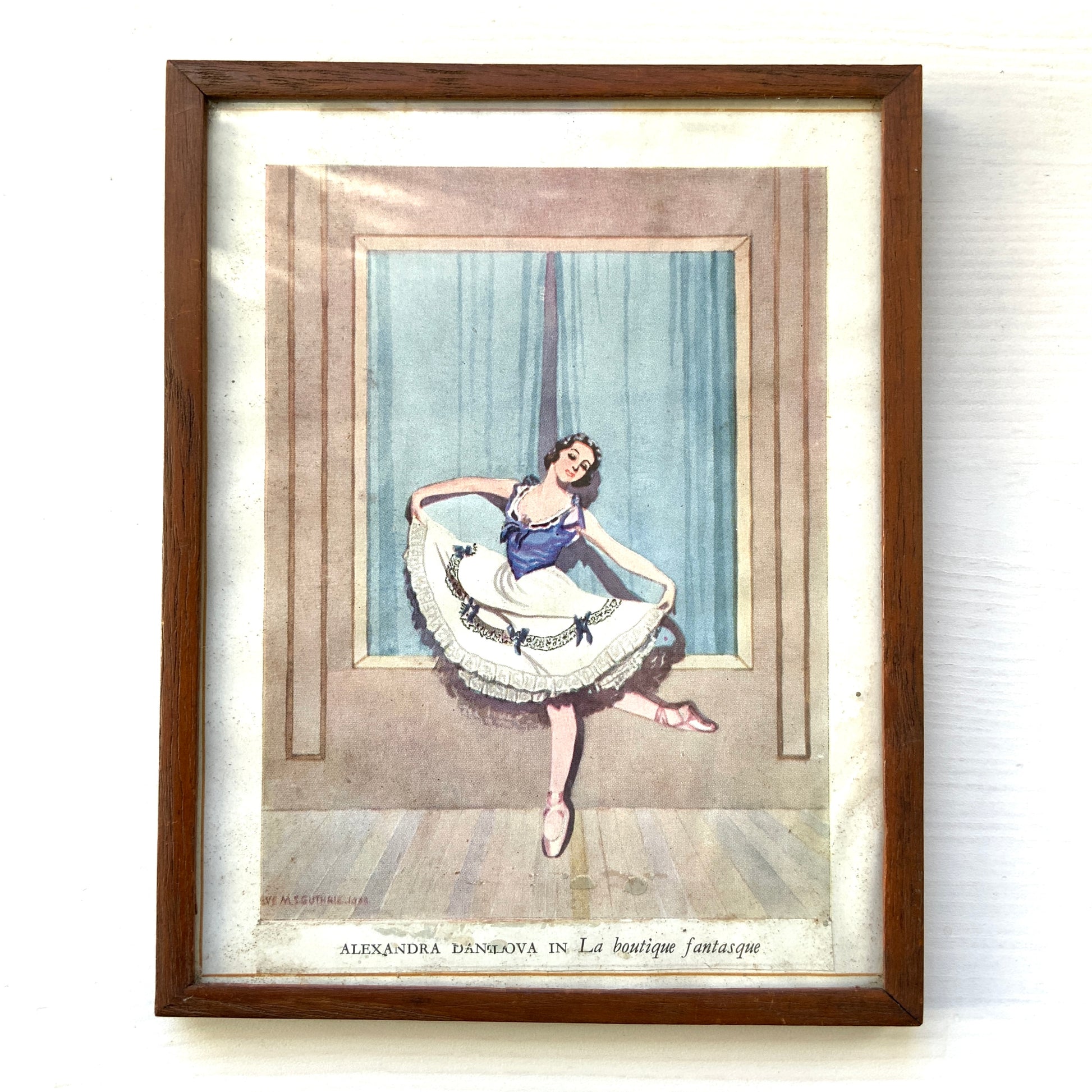 A framed illustration depicting a graceful ballerina. 可憐なバレリーナのイラストが収められたフレーム。