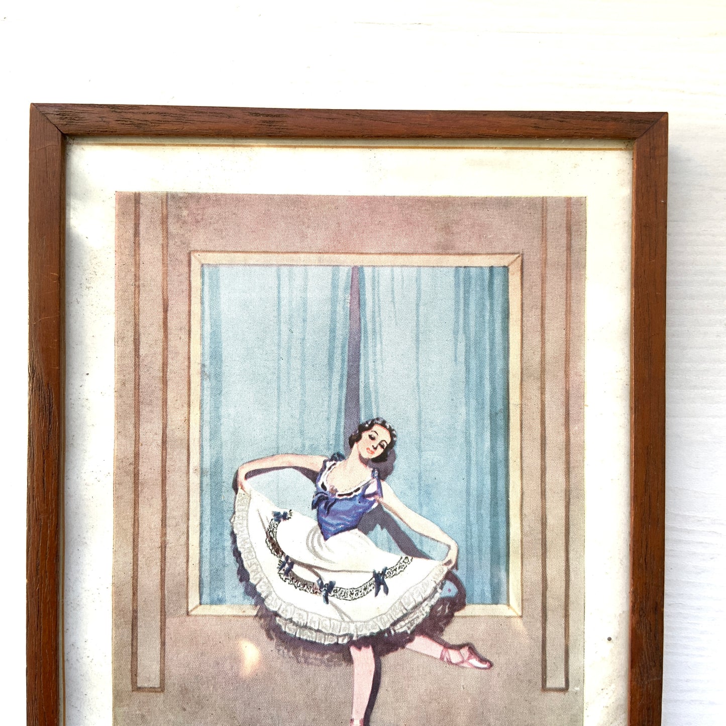 A framed illustration depicting a graceful ballerina. 可憐なバレリーナのイラストが収められたフレーム。