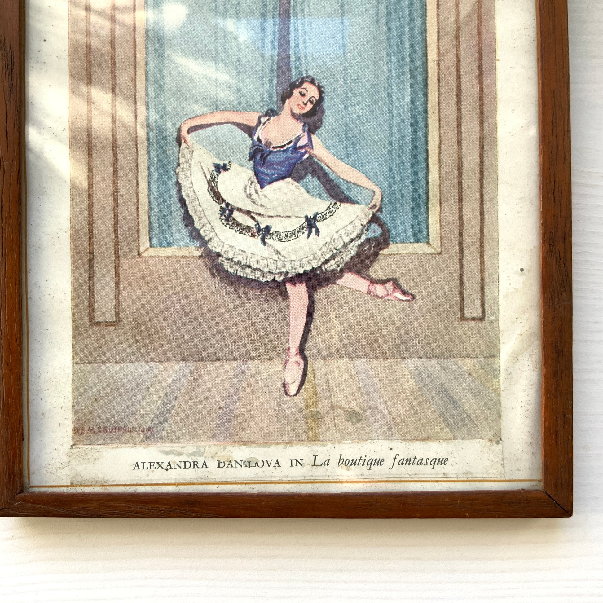 A framed illustration depicting a graceful ballerina. 可憐なバレリーナのイラストが収められたフレーム。