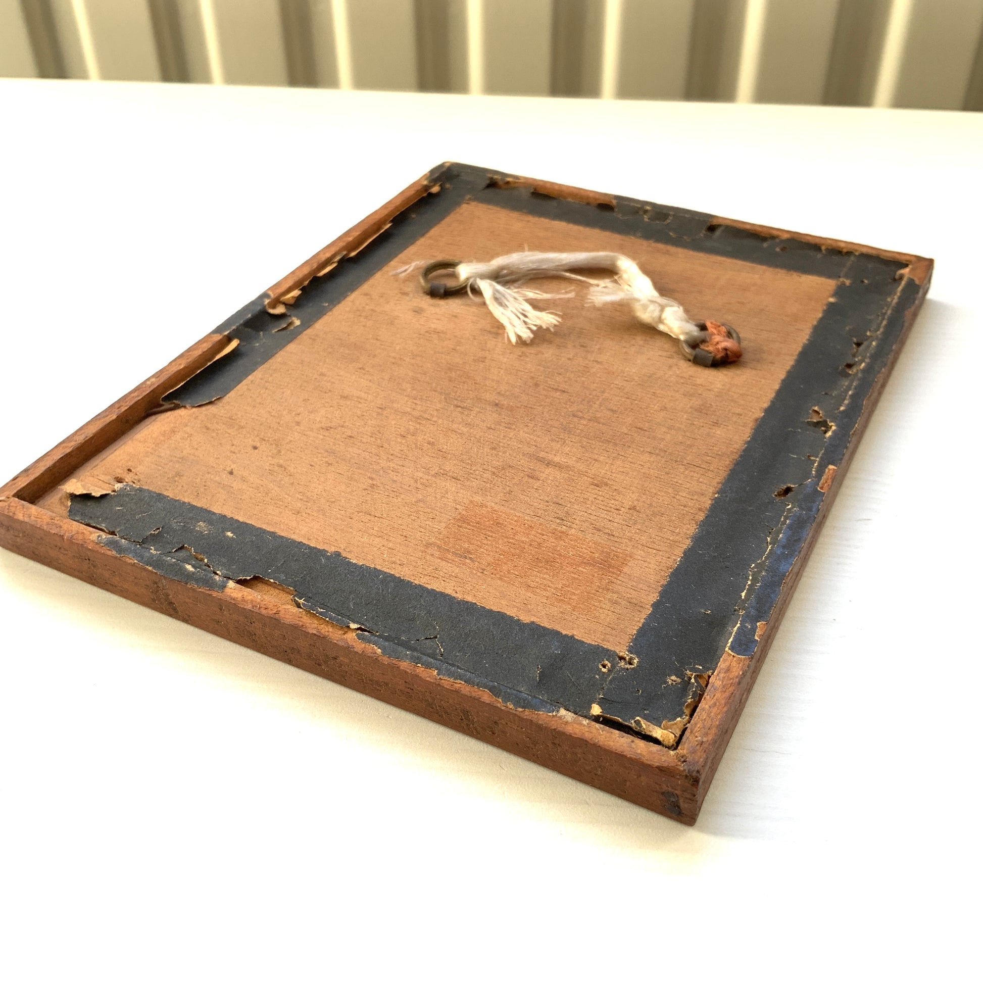 A framed illustration depicting a graceful ballerina. 可憐なバレリーナのイラストが収められたフレーム。