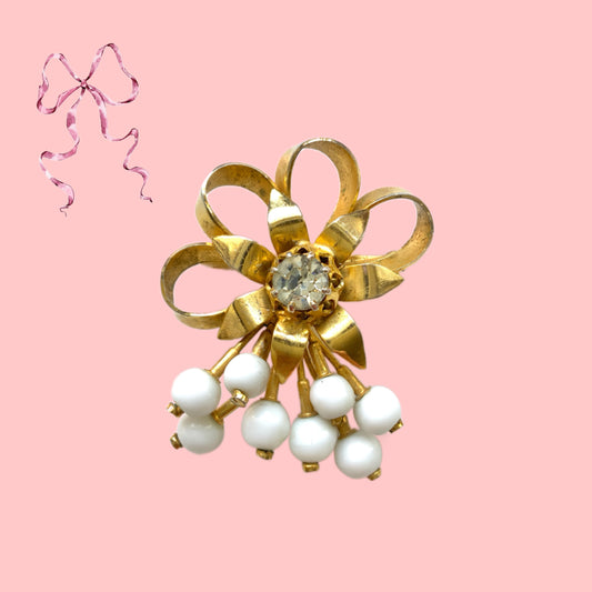 Vintage brooch featuring a gold-tone flower and milk glass beads. ゴールドトーンメタルのお花とミルクグラスのブローチ。